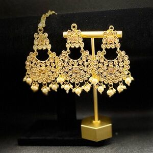 Gold/Pearl Earring and Tikka set - light weight - easy to wear!